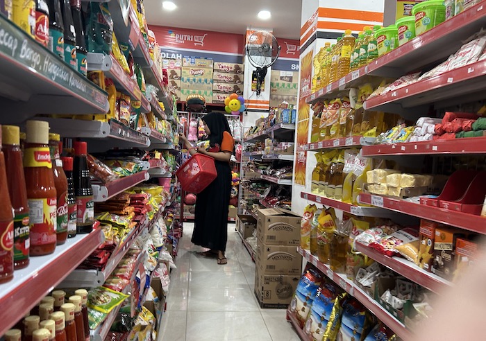 FOKUS: Pekerja Swalayan Putri Mart, Jalan RE Martadinata, Bangkalan, tengah mengecek stok barang pada Rabu (21/1).&nbsp;