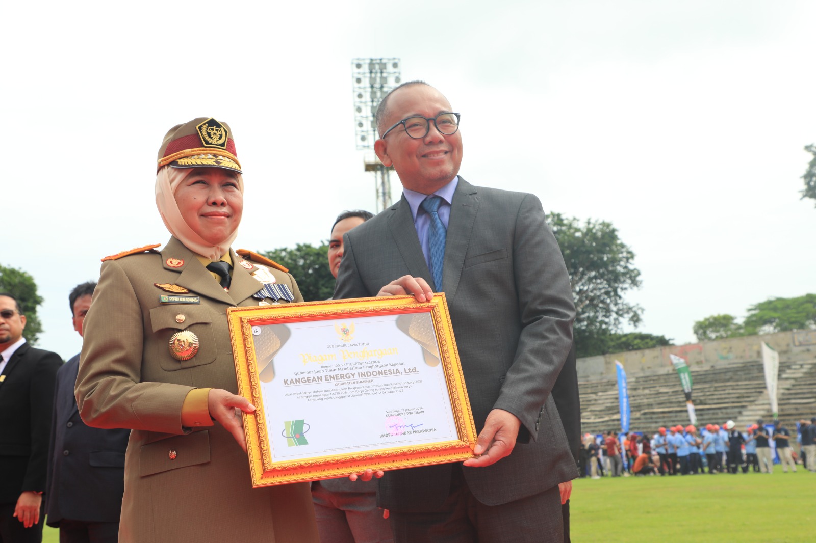 APRESIASI: Gubernur Jatim Khofifah Indar Parawansa menyerahkan piagam penghargaan K3 kepada Kangean Energy Indonesia Ltd. yang diterima VP Operations KEI Darmawan Widhihatmoko.
