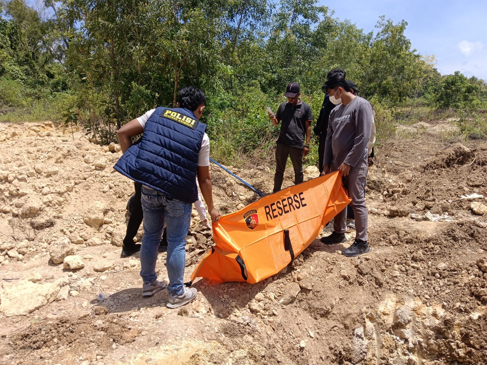 DIEVAKUASI: Anggota Polres Sampang mengevakuasi mayat di Dusun Gayam, Desa Tambaan, Kecamatan Camplong, Rabu (21/1).&nbsp;