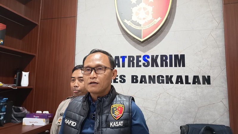 SANTAI: Kasatreskrim Polres Bangkalan AKP Hafid Dian Maulidi saat ditemui di ruang kerjanya, Selasa (16/12/2025).&nbsp;