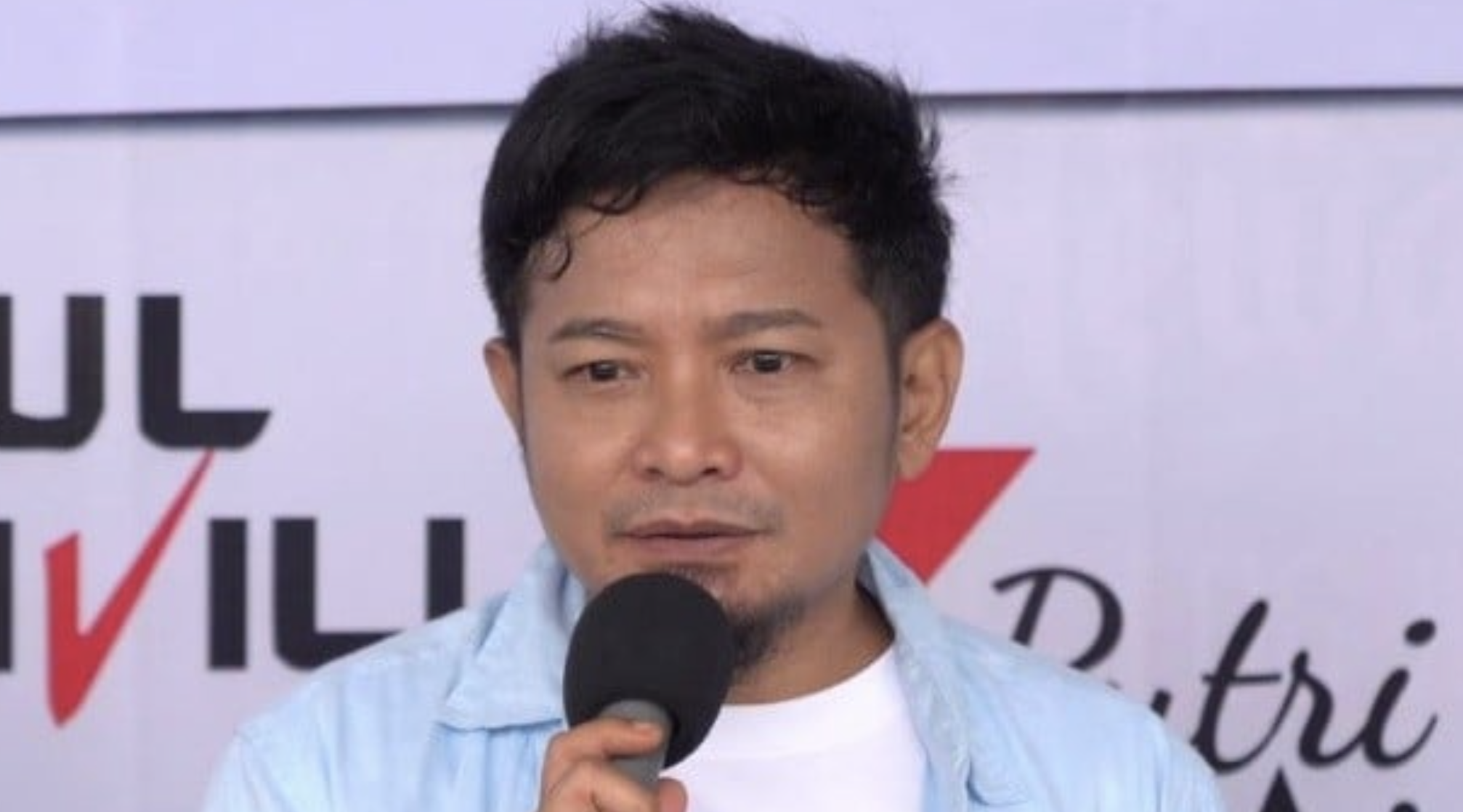 Zul Zivilia mengucap syukur karena bisa bertemu sang istri, Retno Paradinah, dan anak-anaknya lebih lama di Lapas Narkotika Gunung Sindur, Bogor, Jawa Barat. (Foto: Ravie Wardhani)