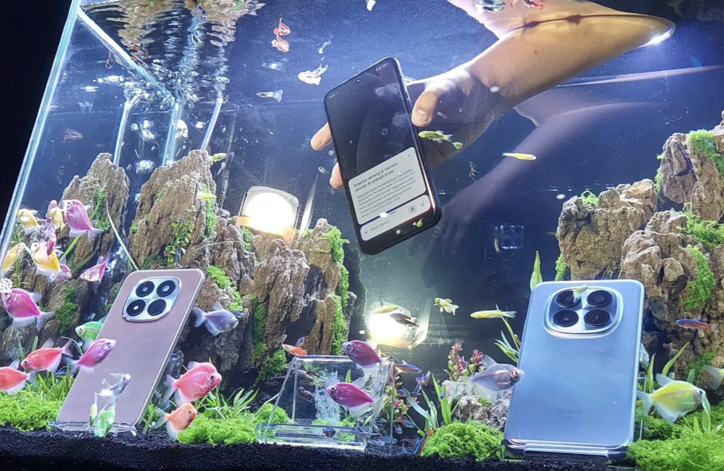 Uji ketahanan ponsel pintar Redmi Note 15 Series di Jakarta, Kamis (22/1/2025). (ANTARA/Adimas Raditya)