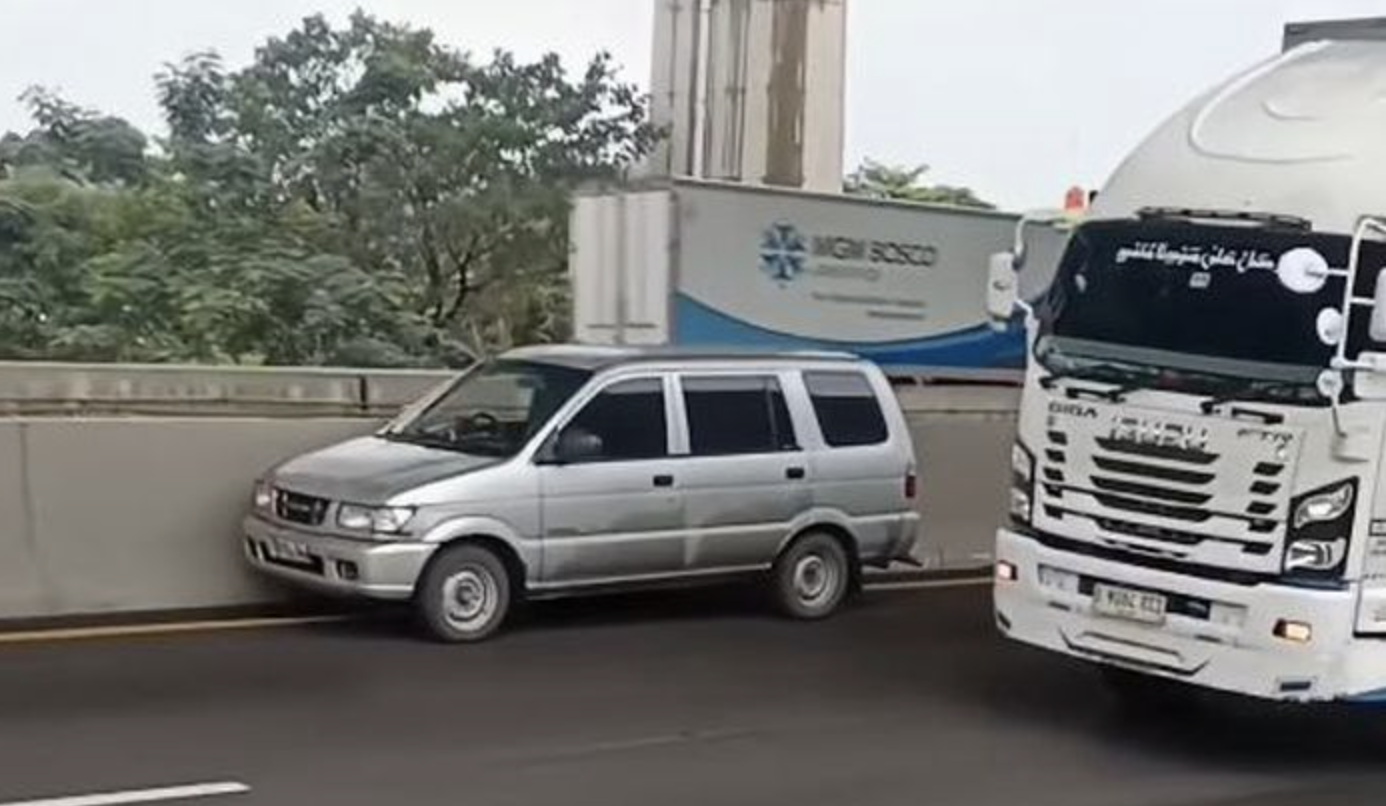 Isuzu Panther melaju sendiri di tol Jakarta-Cikampek (Japek), karena pengemudi meninggal dunia saat menyetir. (IG/@jabodetabek24info)