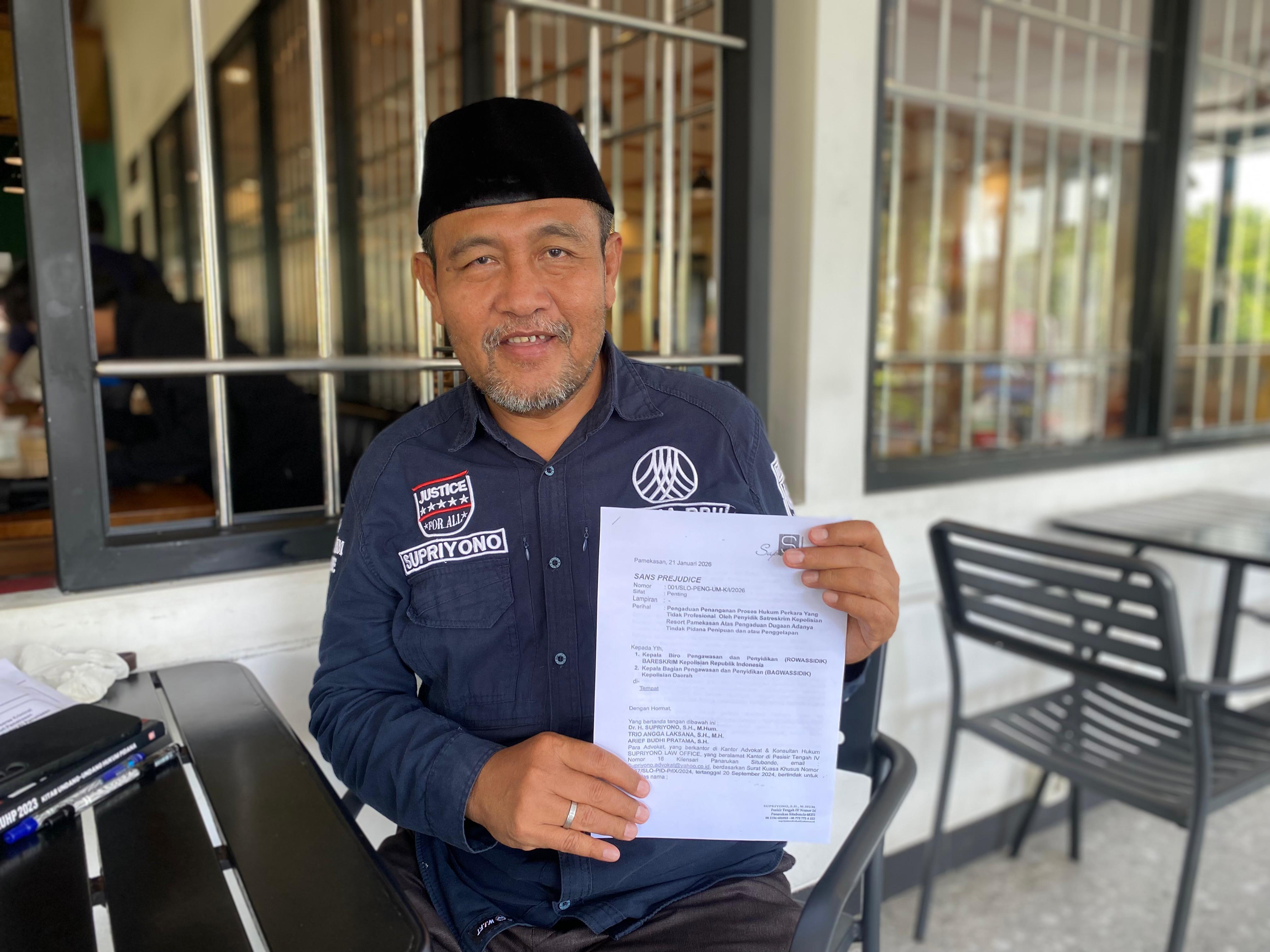 TAK PUAS: Pengacara Supriyono saat ditemui di salah satu kafe yang ada di Kabupaten Pamekasan, Rabu (21/1).&nbsp;
