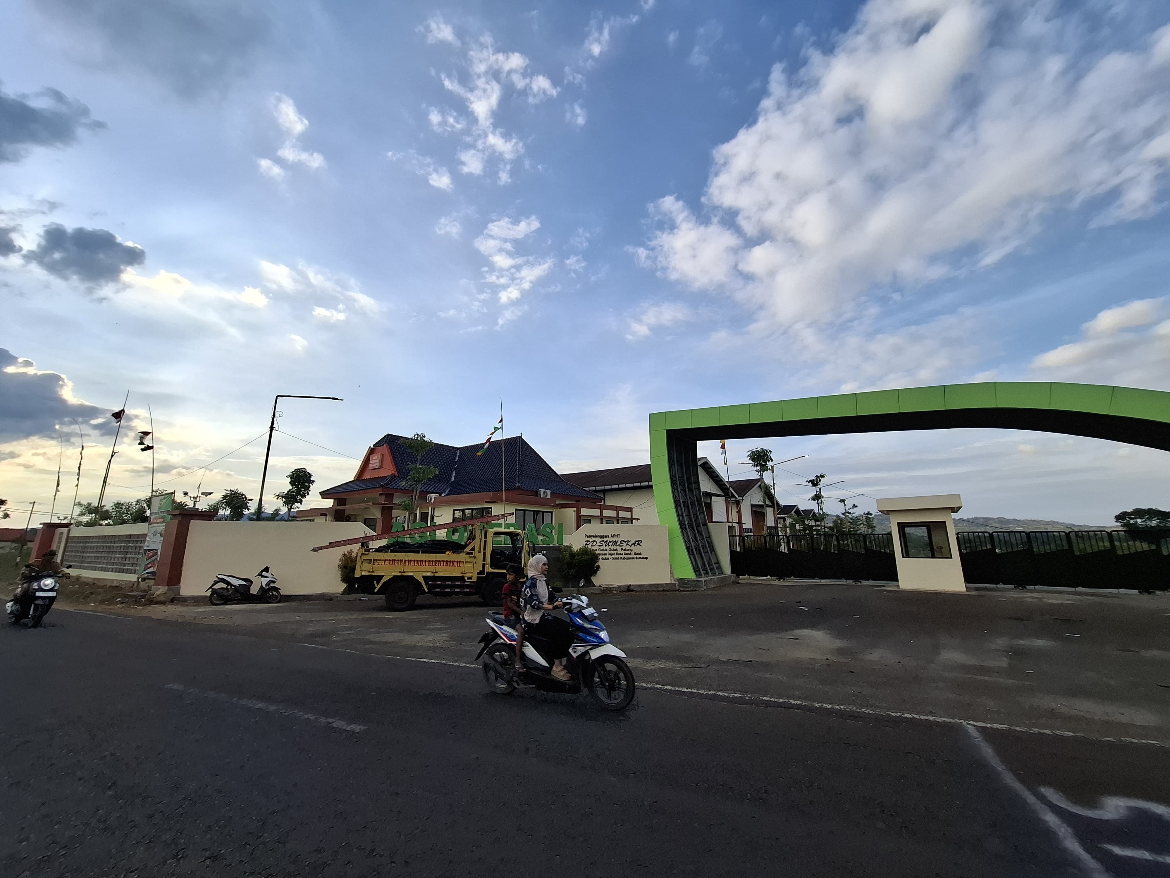 MEGAH: Masyarakat melintas di depan gedung APHT yang terletak di Kecamatan Guluk-Guluk, Sumenep.&nbsp;