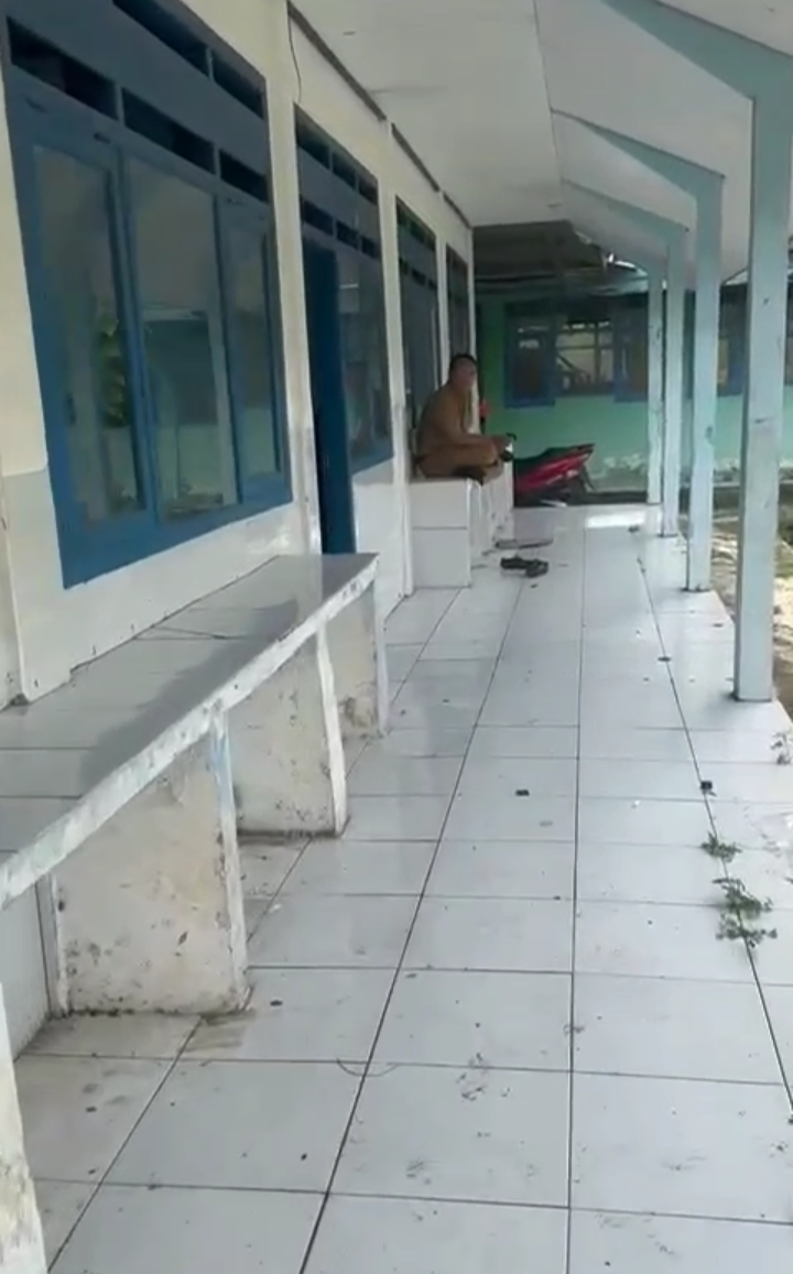BERSANTAI: Guru tengah bersantai di teras sekolah yang tidak ada KBM di SDN Batuporo Timur 1, Selasa (20/1).&nbsp;