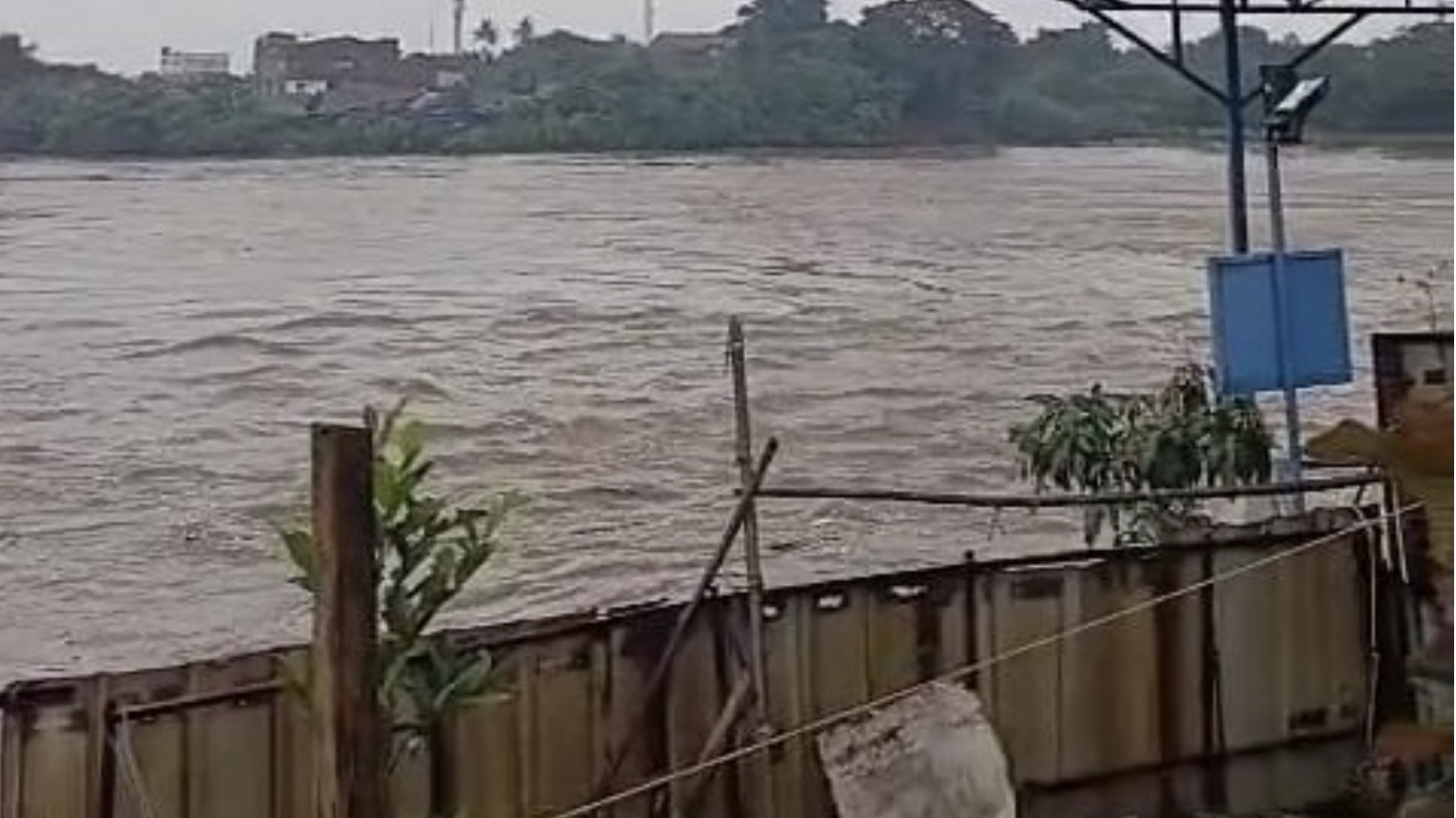 Kondisi Sungai Cisadane di Pintu Air 10, Neglasari, Kota Tangerang yang telah naik.