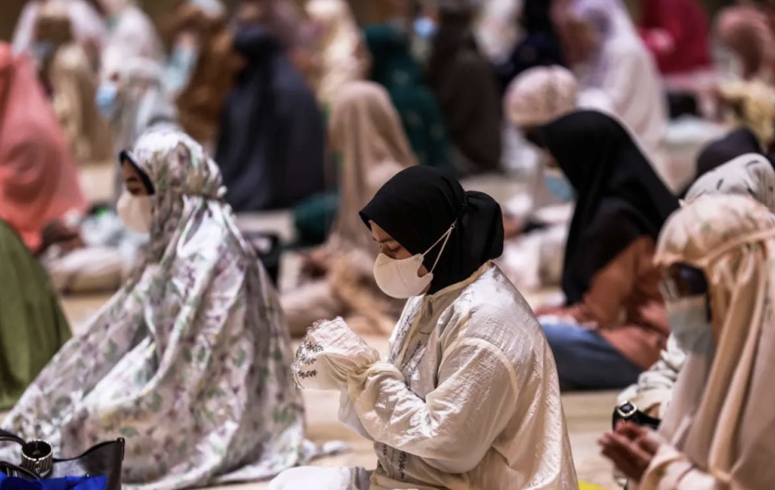 Membaca kalender Kemenag dan Muhammadiyah menunjukkan perbedaan awal puasa 2026. Ketahui tanggal pastinya agar ibadah lancar.(KOMPAS.com/GARRY LOTULUNG)