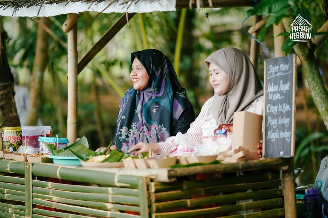 MENUNGGU: Penjual kuliner tradisional di Pasar Kebbun tengah menjaga dagangannya di Desa Saroka, Kecamatan Saronggi, Sumenep.&nbsp;&nbsp;