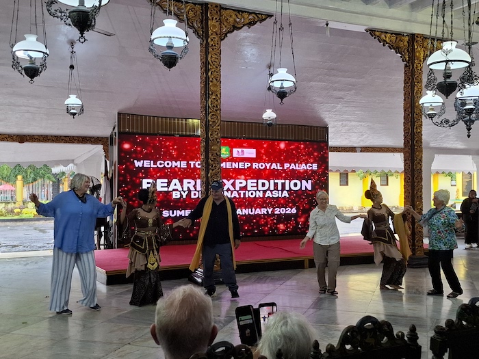 BERBUDAYA: Wisman ikut menari di Pendopo Agung Keraton Sumenep, Jumat (23/1).&nbsp;
