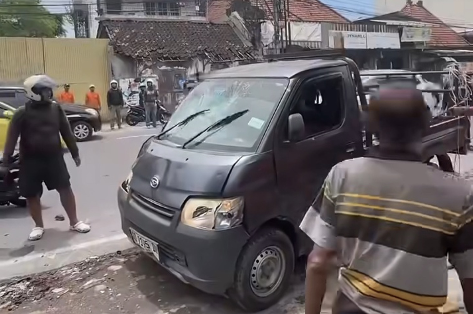 Tangkapan layar pikap diamuk massa usai diduga tabrak lari sejumlah motor di Sukoharjo.
