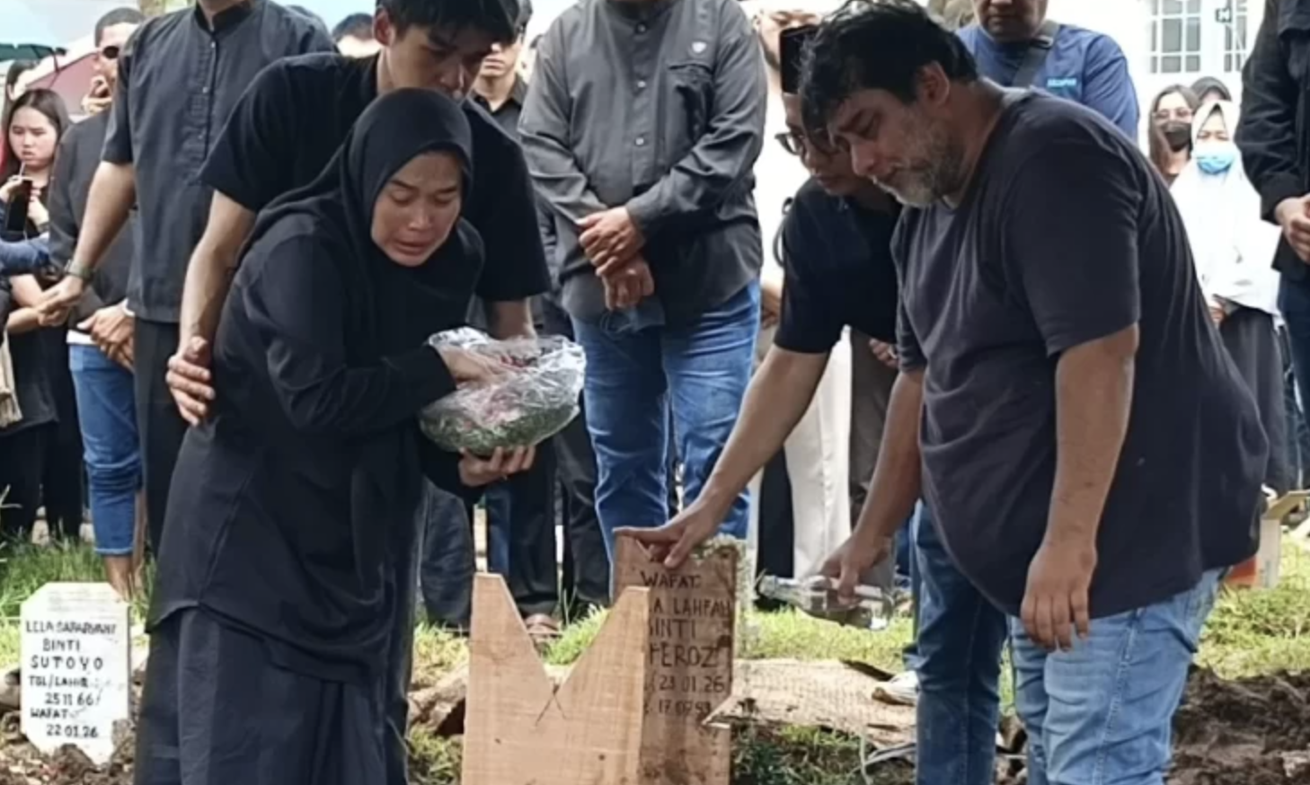 Ayah dan ibu Lula Lahfah pada acara pemakaman di Lula di TPU Rawa Terate pada Sabtu (24/1/2026). Foto: Mei Sada Sirait