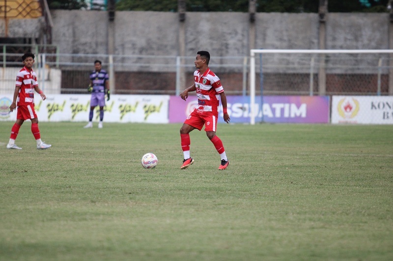 LINCAH: Pemain Perseba Bangkalan menguasai bola saat menghadapi tim Perseta di Stadion Gelora Bangkalan (SGB), Rabu (7/1).