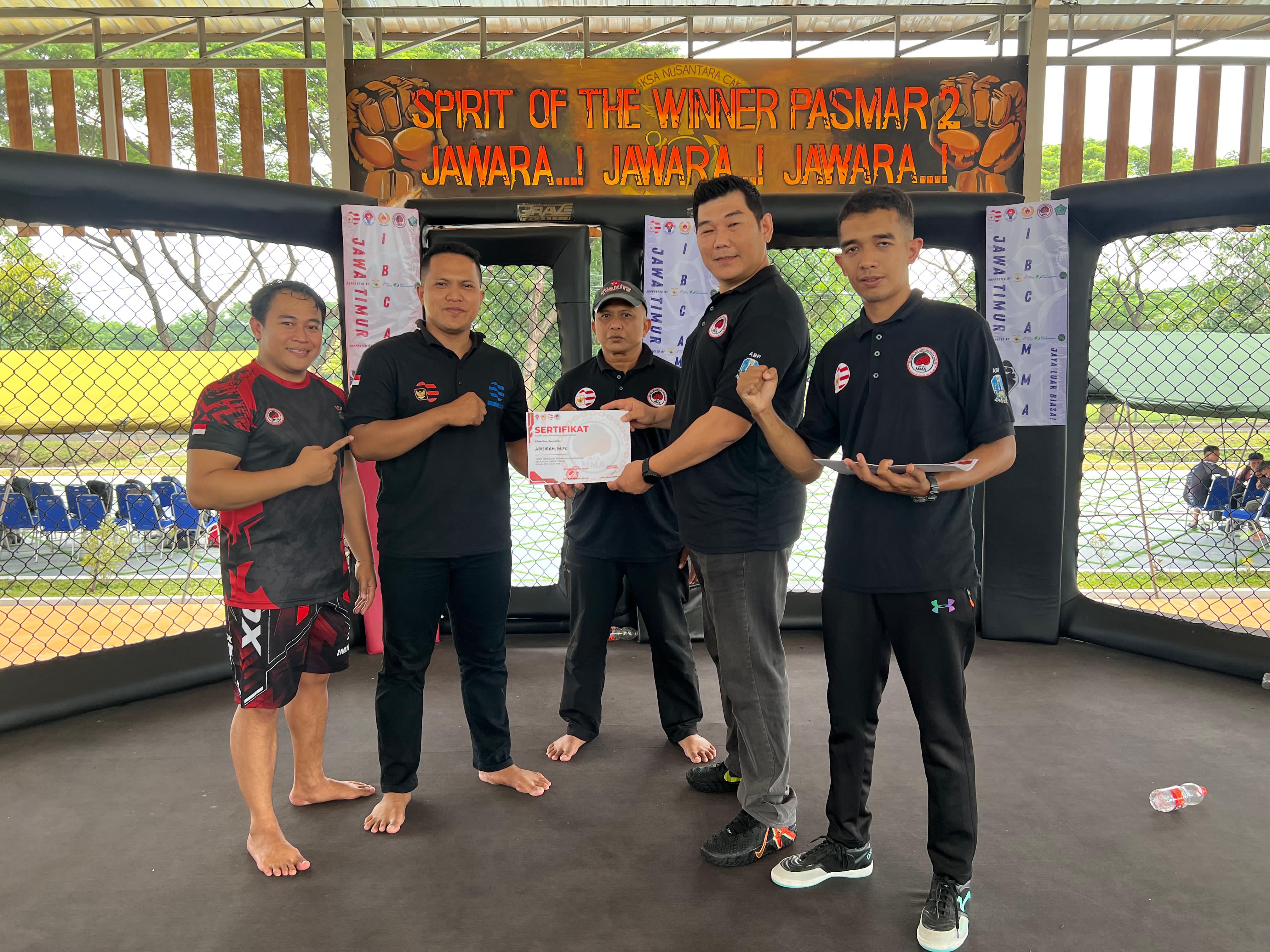 PUNYA TEKAD: Pelatih IBCA MMA Pamekasan Abisibah menerima sertifikat usai mengikuti pelatihan di Sidoarjo, Kamis (22/1).