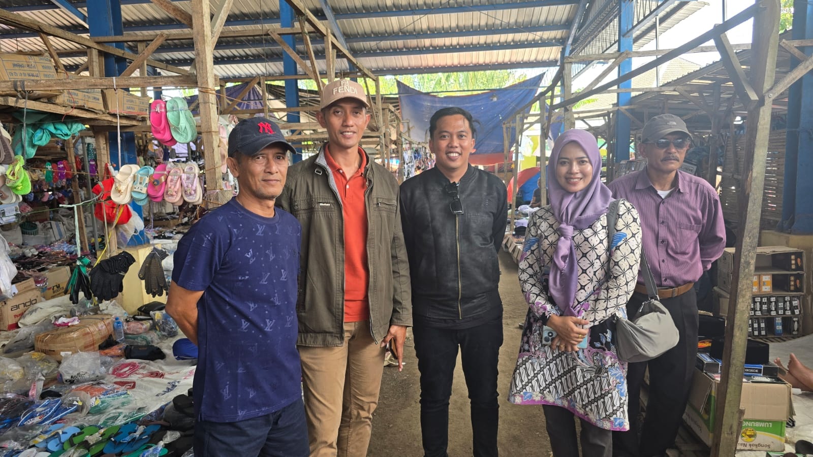 TEGAS: Anggota Komisi II DPRD Sumenep Syamsiadi (bertopi) bersama Sulahuddin (berjaket hitam) melakukan sidak di Pasar Lenteng, Sumenep, Minggu (25/1).