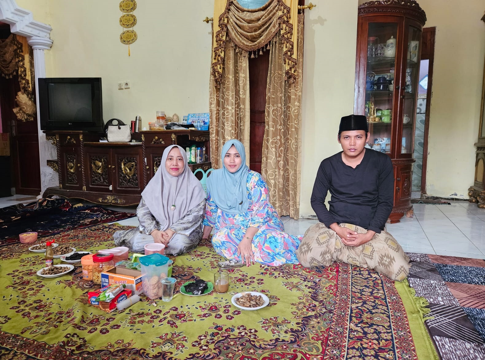 BERI PENDAMPINGAN: Direktur MHI Mutmainnah saat mengunjungi kediaman korban di Kecamatan Galis, Selasa (27/1).&nbsp;&nbsp;