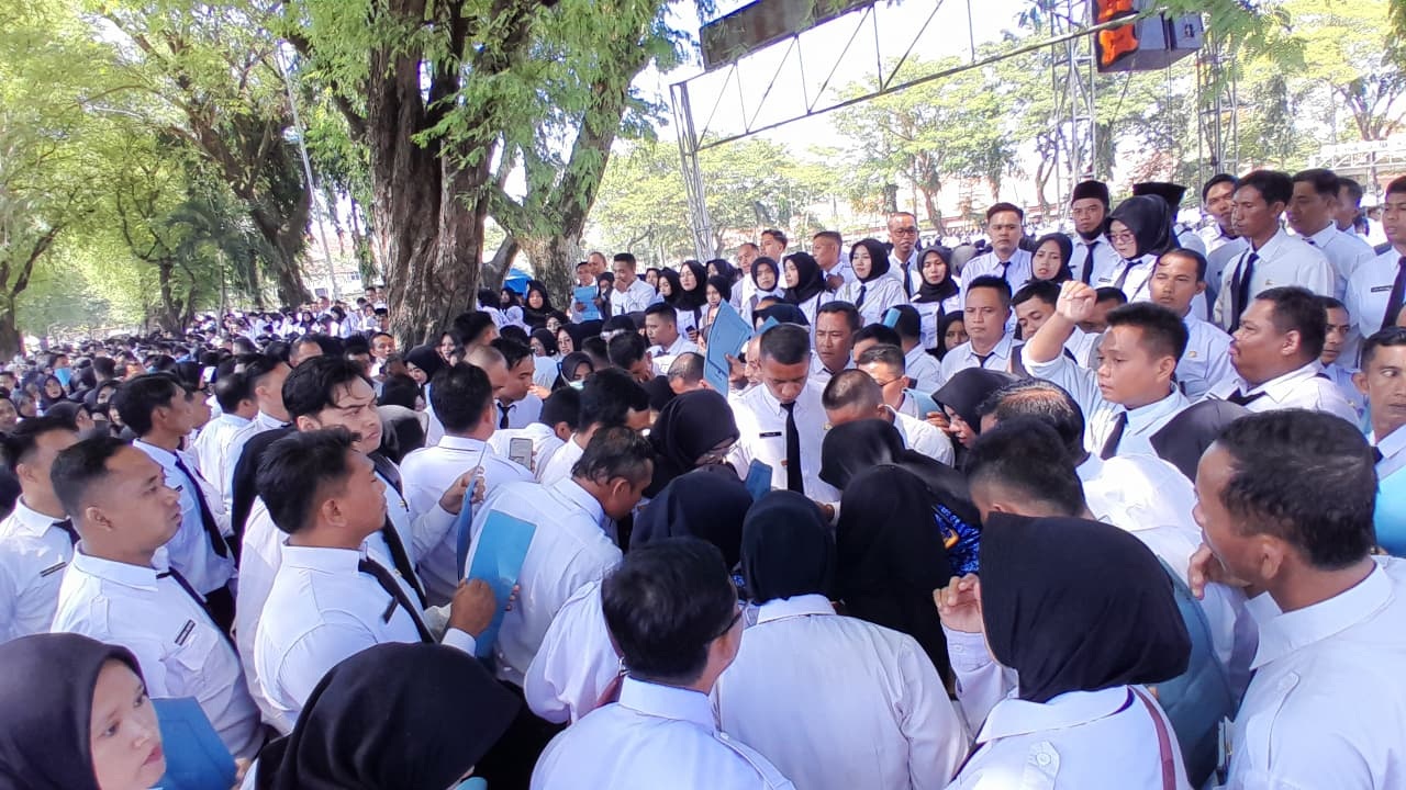 ABDI NEGARA: PPPK paro waktu antre mengambil SK pengangkatan di Lapangan Nagara Bhakti Pamekasan, Rabu (17/12/2025).&nbsp;