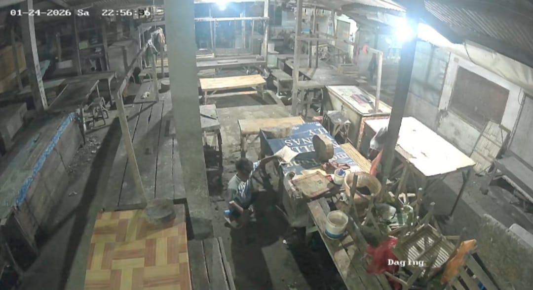 BERAKSI: Seorang pria membobol lapak dagangan di Pasar Kamal, Sabtu (24/1).&nbsp;