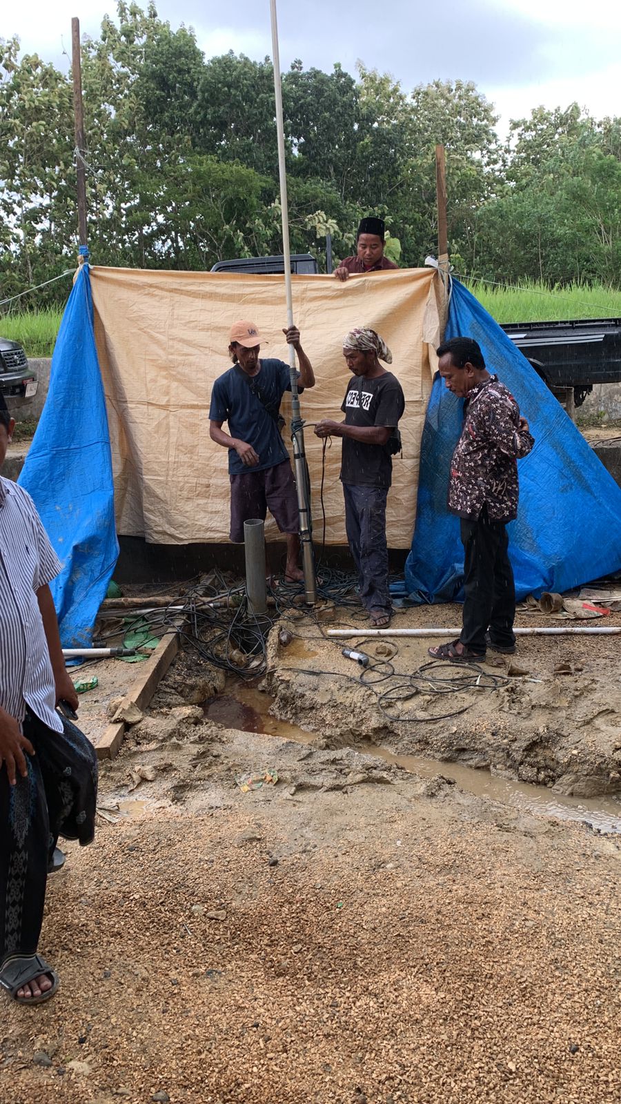 HEBOH: Warga mengecek sumur bor di Desa Panyaksagan, Kecamatan Klampis, Kamis (15/1).&nbsp;