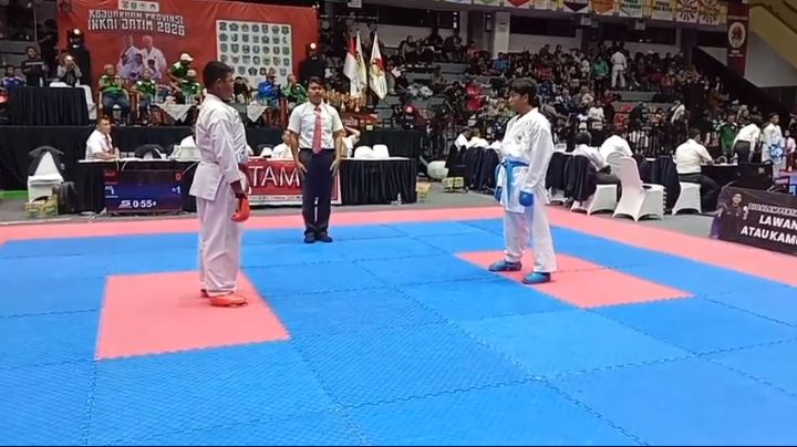 PENUH SEMANGAT: Atlet Inkai Sampang Kevin (sabuk biru) bertanding di Kejurpov yang digelar di GOR Pancasila, Surabaya, Minggu (18/1).&nbsp;