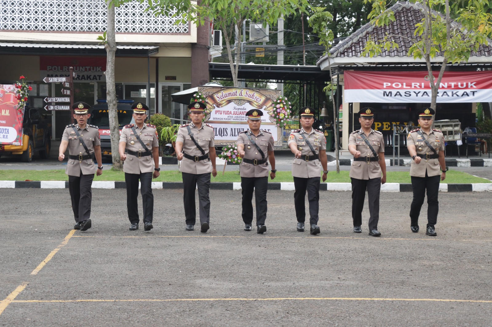 MUTASI: Sejumlah pejabat utama Polres Sampang mengikuti upacara sertijab di halaman Polres Sampang, Senin (26/1) sore.