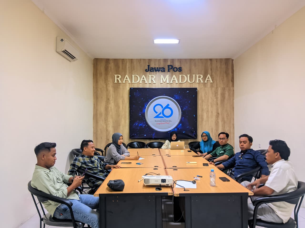 Panitia bazat takjil Jawa Pos Radar Madura menggelar rapat persiapan pelaksaan kemarin (27/1)