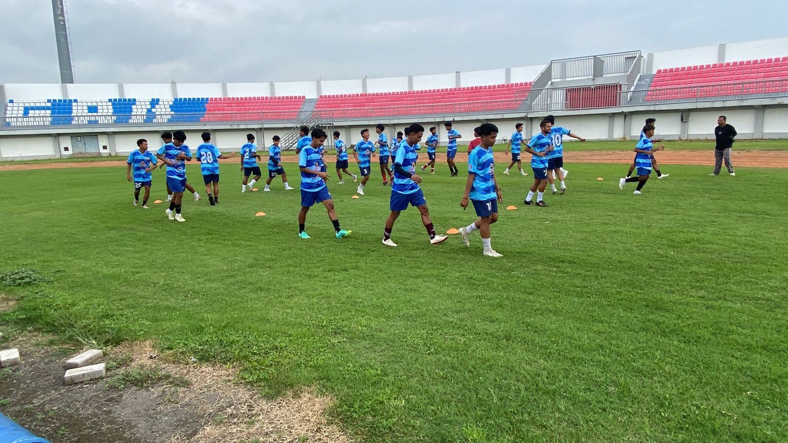 RUTIN: Pemain Persepam mengikuti latihan di SGMRP Pamekasan, Selasa (27/1).&nbsp;