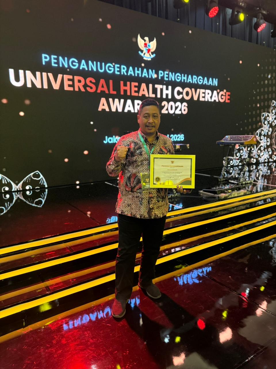 DIAPRESIASI: Sekkab Ismet Effendi menunjukkan trofi dan piagam penghargaan UHC Awards yang didapat Pemkab Bangkalan di JIExpo, Kemayoran, SelDIAPRESIASI: Sekkab Ismet Effasa (27/1).&nbsp;