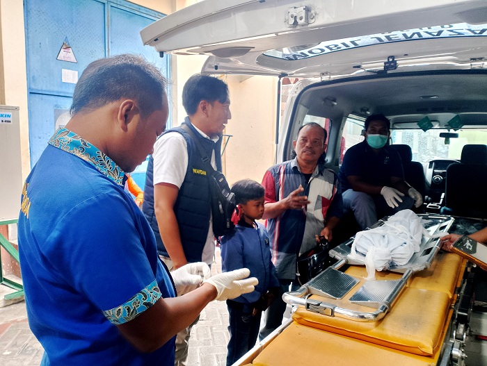 TEWAS: Polisi menyerahkan jenazah Fauzen pada keluarga di RSMZ Sampang sebelum dibawa ke Surabaya untuk dikebumikan pada Selasa (27/1) sore.&nbsp;
