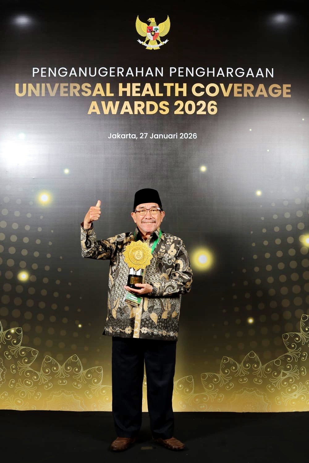 MEMBANGGAKAN: Wakil Bupati Sumenep KH Imam Hasyim memegang penghargaan UHC yang diterimanya saat acara Deklarasi dan Pencanangan UHC Award di Ballroom JIExpo Kemayoran, Jakarta Pusat, Selasa (27/1).&nbsp;