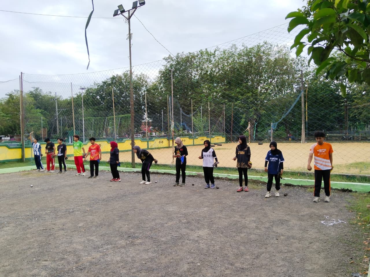 FOKUS: Atlet FOPI Sumenep sedang berlatih di lapangan Desa Pabian, Kecamatan Kota, Minggu (25/1).&nbsp;