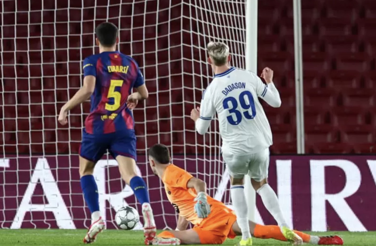 Viktor Dadason cetak gol membawa Copenhagen unggul 1-0 atas Barcelona di Camp Nou, Liga Champions 2026. (Foto: UEFA.com)