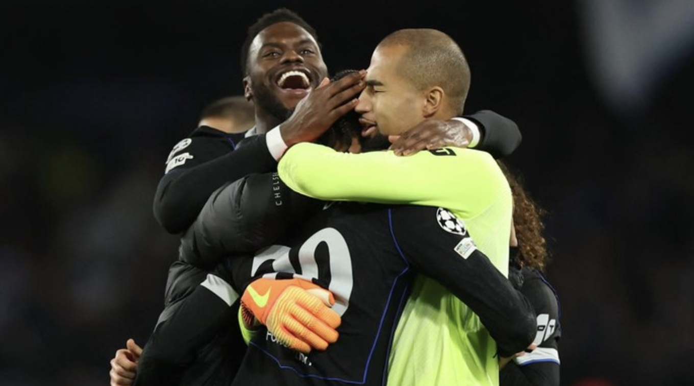 Para pemain Chelsea merayakan kemenangan atas Napoli. Foto: REUTERS/Ciro De Luca