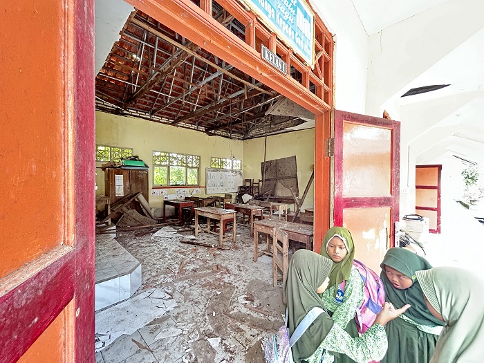 MIRIS: Siswa SDN Kramat 1, Bangkalan, berada di depan ruang kelas usai runtuh, rabu (28/1).