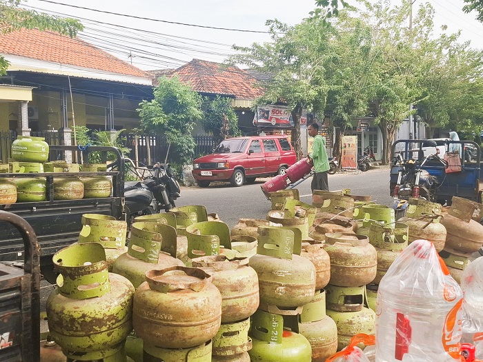 TERSEDIA: Warga tengah mengangkut LPG di salah satu subagen di Jalan Trunojoyo, Desa Kolor, Kecamatan Kota Sumenep, Rabu (28/1).&nbsp;