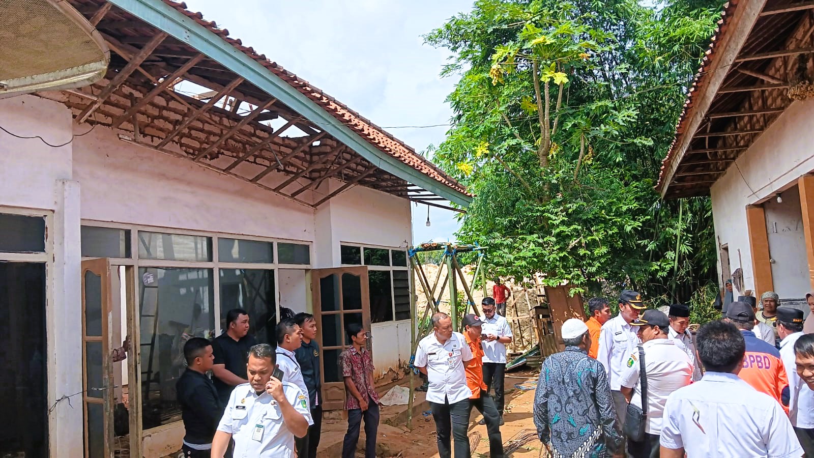 RUSAK: Wabup Sumenep Imam Hasyim memberikan bantuan pada warga yang rumahnya rusak akibat angin kencang di Desa Matanair, Kecamatan Rubaru, Selasa (20/1).&nbsp;