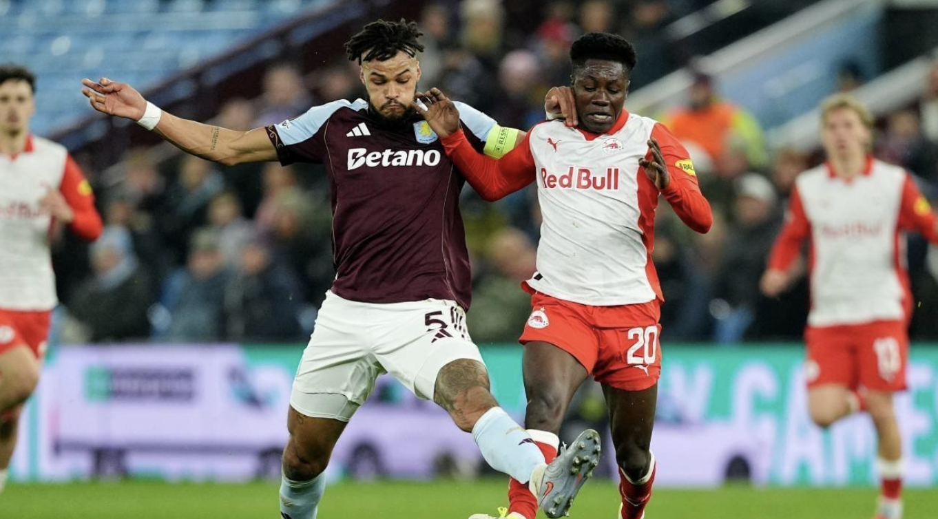 Pemain Aston Villa, Tyrone Mings (kiri), dan pemain RB Salzburg, Edmund Baidoo, beraksi dalam pertandingan Liga Europa, Jumat (30/1/2026) dini hari WIB. (c) Martin Rickett/PA via AP