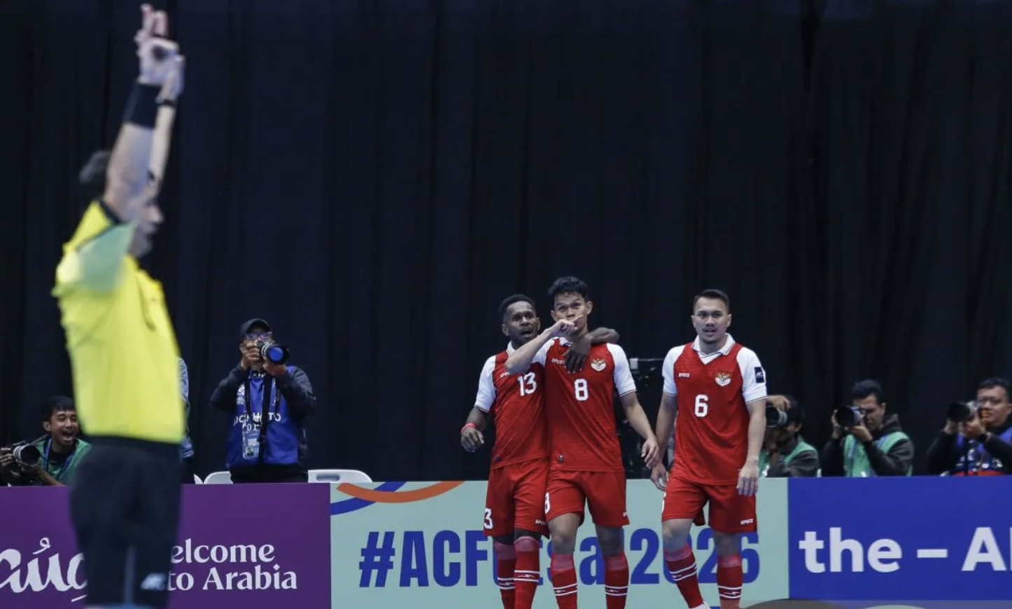 Ardiansyah Nur bersama Samuel Eko dan Wendy Brian Lindrey merayakan gol saat Indonesia menang 5-3 atas Kirgistan di laga Grup A AFC Futsal Asian Cup 2026, Kamis (29/1/2026), ANTARA FOTO/Asprilla