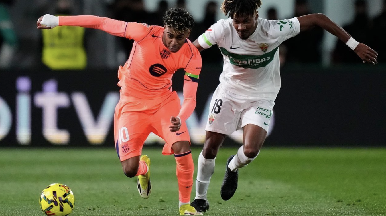 Pemain Barcelona Lamine Yamal (kiri) berebut bola dengan pemain Elche John Donald pada laga La Liga/Liga Spanyol antara Elche vs Barcelona, 31 Januari 2026 (c) AP Photo/Jose Breton