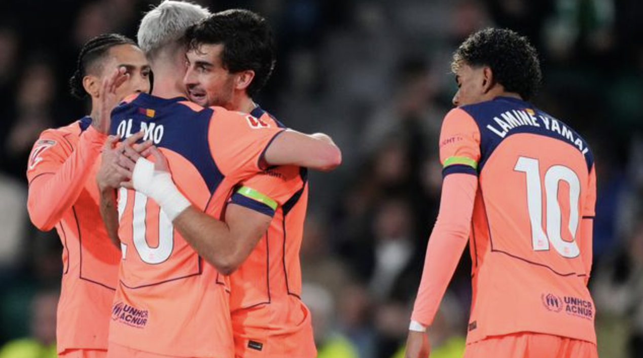 Pemain Barcelona Ferran Torres (tengah) dan Dani Olmo merayakan gol pada laga La Liga/Liga Spanyol antara Elche vs Barcelona di Elche, Spanyol, Sabtu, 31 Januari 2026. (AP Photo/Jose Breton)