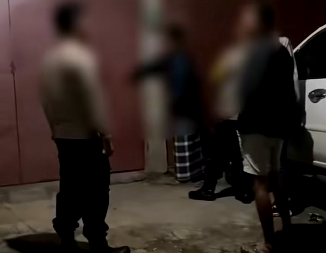 Video yang mendokumentasikan aksi seorang wanita menggeropyok suaminya saat menginap di rumah selingkuhannya viral di media sosial baru-baru ini.(TANGKAPAN LAYAR VIDEO)