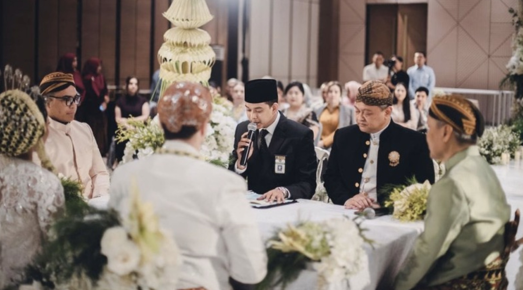 Penghulu KUA Setiabudi, Muhammad Zidni Ilmi memimpin proses ijab kabul dengan Bilingual di Jakarta.