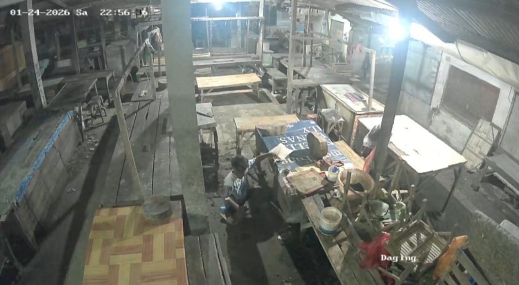 NEKAT: Remaja melakukan aksi pembobolan lapak pedagang di Pasar Kamal, Sabtu (24/1).&nbsp;