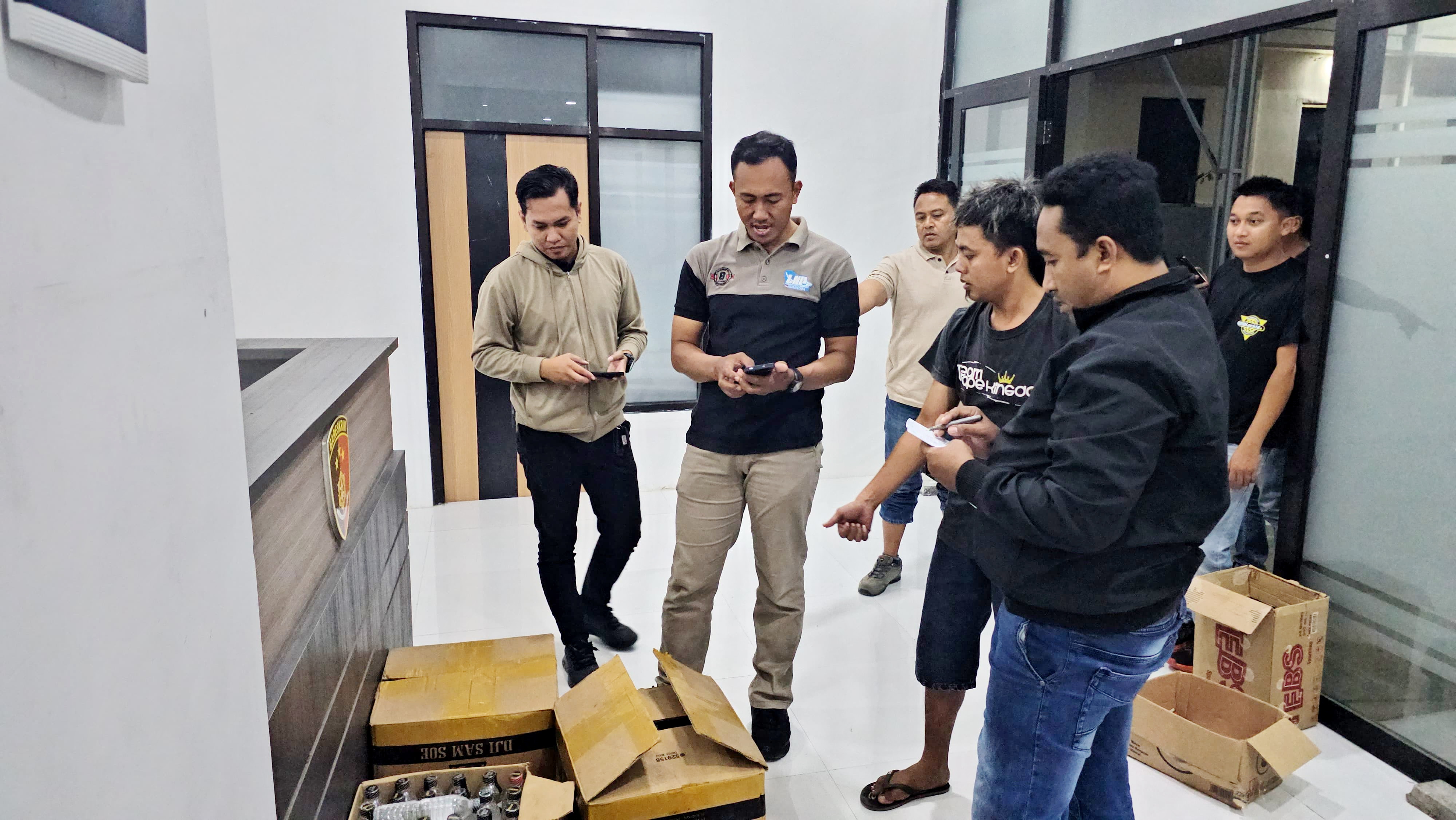 DISITA: Polisi mengumpulkan puluhan botol miras hasil razia di sejumlah toko di wilayah Kabupaten Pamekasan, Jumat (30/1) malam.&nbsp;