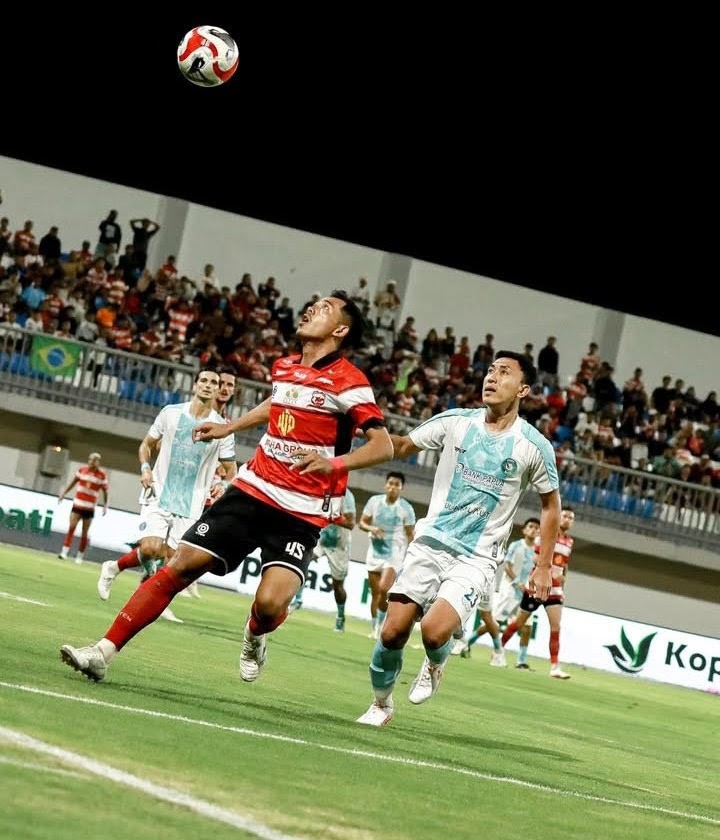 DUEL: Pemain MU Taufik Hidayat berusaha menguasai bola saat melawan PSBS Biak di SGMRP Pamekasan, Sabtu (31/1) malam.&nbsp;