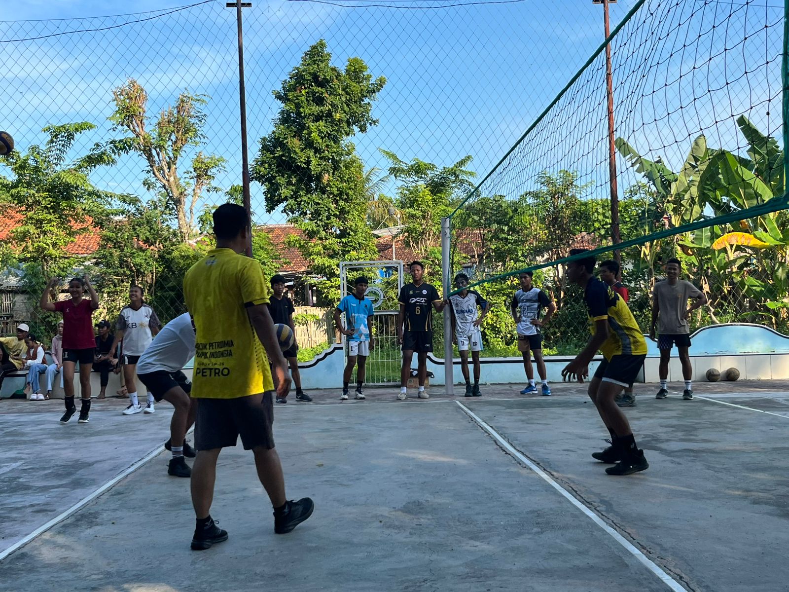 FOKUS: Pengurus PBVSI Sumenep melakukan pembinaan atlet muda paguyuban Kalianget di Lapangan Greep, Kecamatan Kalianget,&nbsp; Sabtu (31/1).&nbsp;