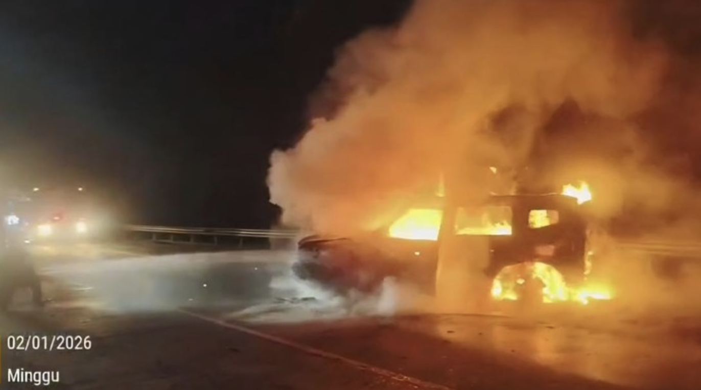 Foto: Mobil Terbakar di KM 31 Tol Jagorawi Arah Jakarta (dok Damkar Bogor)