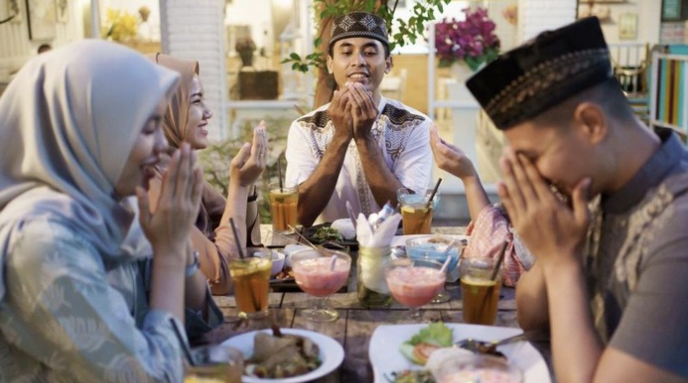 Ilustrasi membaca doa buka puasa Nisfu Syaban. Foto: Shutterstock