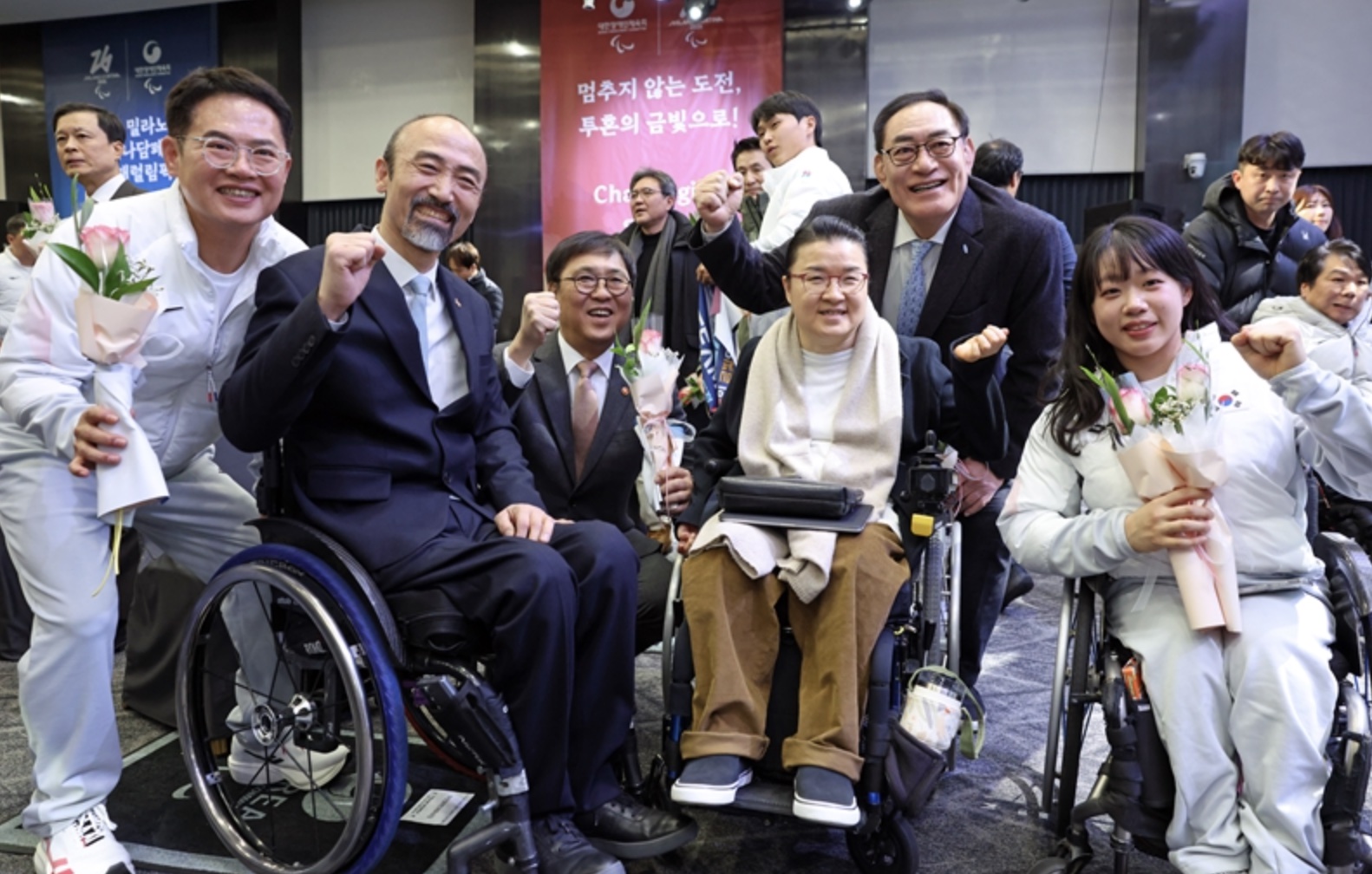 Menteri Kebudayaan, Olahraga, dan Pariwisata, Chae Hwi-young (ketiga dari kiri), berfoto bersama perwakilan kontingen Korea setelah upacara pelepasan kontingen yang digelar tanggal 2 Februari 2026.