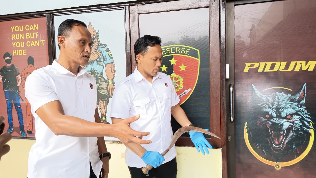 MILIK PELAKU: Kasatreskrim Polres Bangkalan AKP Hafid Dian Maulidi menunjukkan sajam jenis celurit milik pelaku Rabu (21/1).&nbsp;